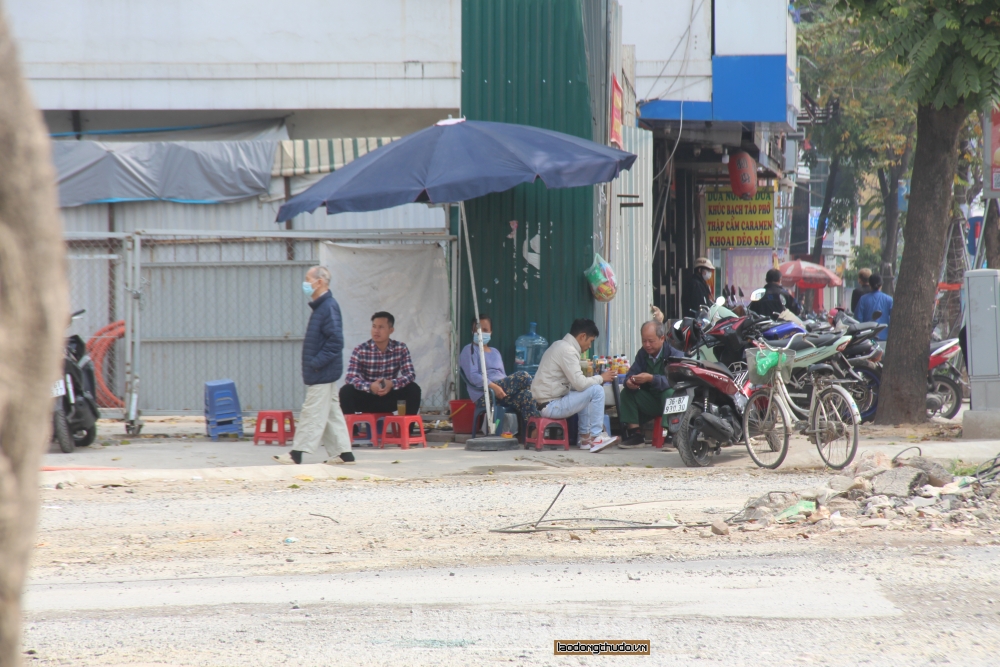 Hàng quán vẫn ngang nhiên hoạt động, không tuân thủ giãn cách tại quận Thanh Xuân và Hoàn Kiếm