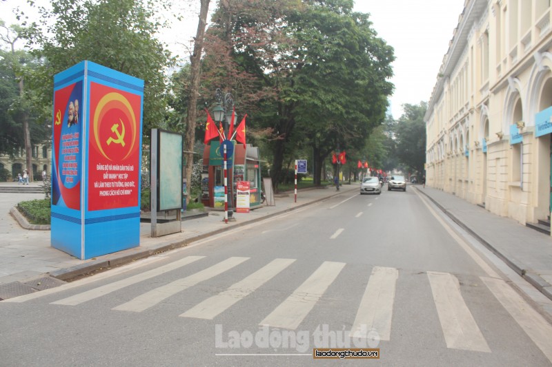 Đường phố Hà Nội rực rỡ cờ hoa chào mừng kỷ niệm 90 năm thành lập Đảng bộ Thành phố