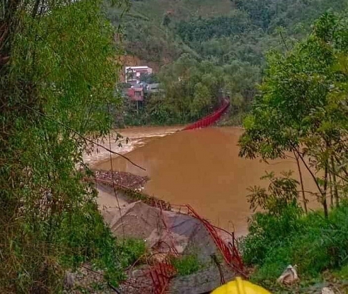 Mưa đá, dông lốc đánh sập cầu treo, gây nhiều thiệt hại tại Lào Cai