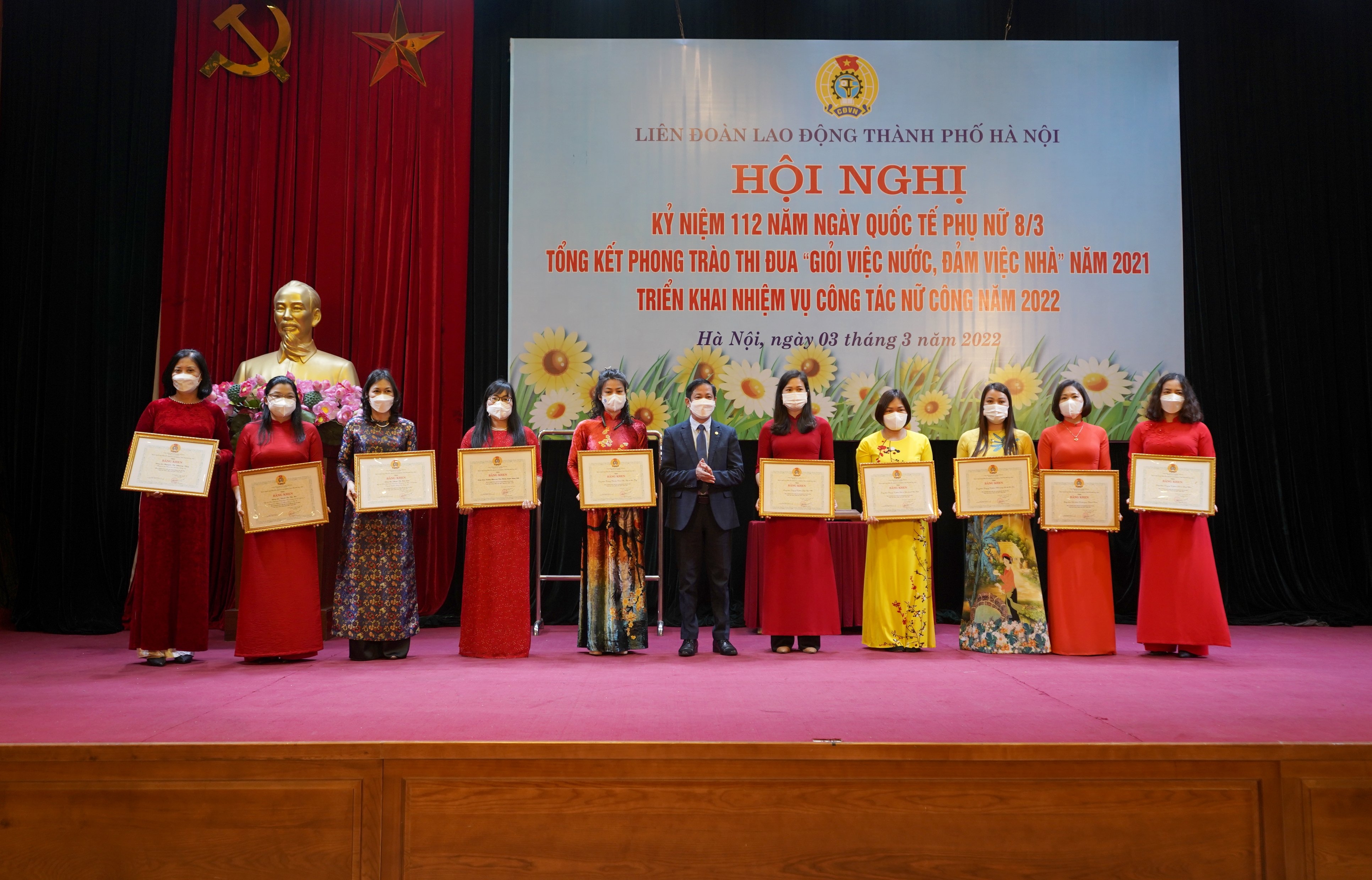 LĐLĐ thành phố Hà Nội tổng kết phong trào thi đua “Giỏi việc nước, đảm việc nhà” năm 2021