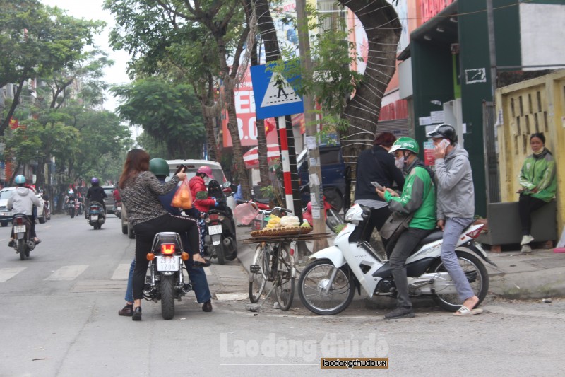 ngay dau tien tiep tuc gian cach xa hoi xe om hang rong van xuong duong