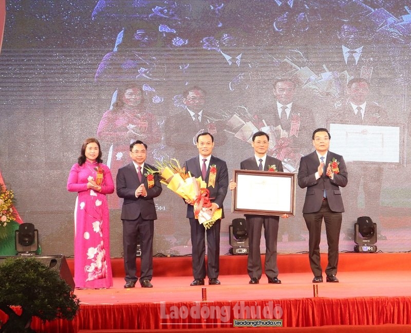 Huyện Thạch Thất đón nhận Bằng công nhận huyện đạt chuẩn nông thôn mới