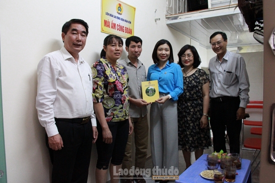 Liên đoàn Lao động quận Hoàn Kiếm trao Mái ấm công đoàn cho đoàn viên khó khăn