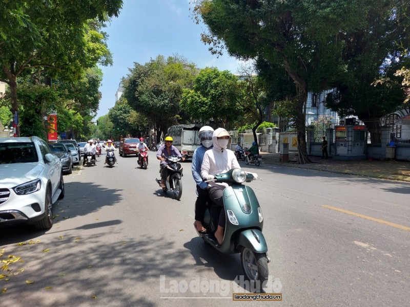 Nắng nóng gay gắt, người dân Hà Nội kín mít khi ra đường
