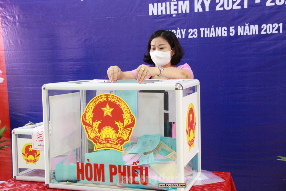 Phó Bí thư Thường trực Thành ủy Nguyễn Thị Tuyến bỏ phiếu tại quận Hà Đông