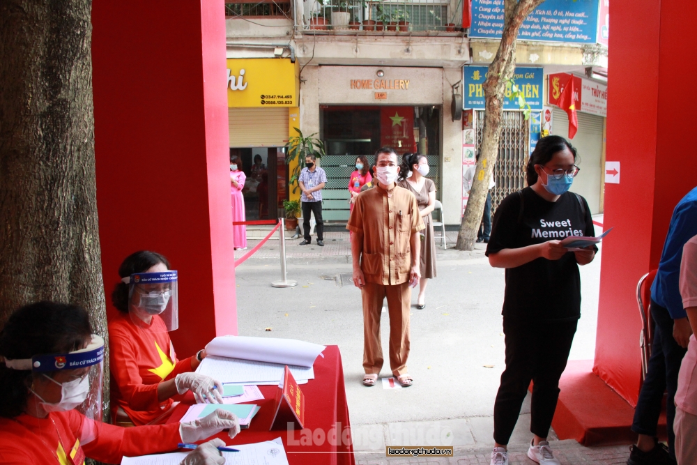 Phó Bí thư Thường trực Thành ủy Hà Nội Nguyễn Thị Tuyến kiểm tra công tác bầu cử tại quận Ba Đình