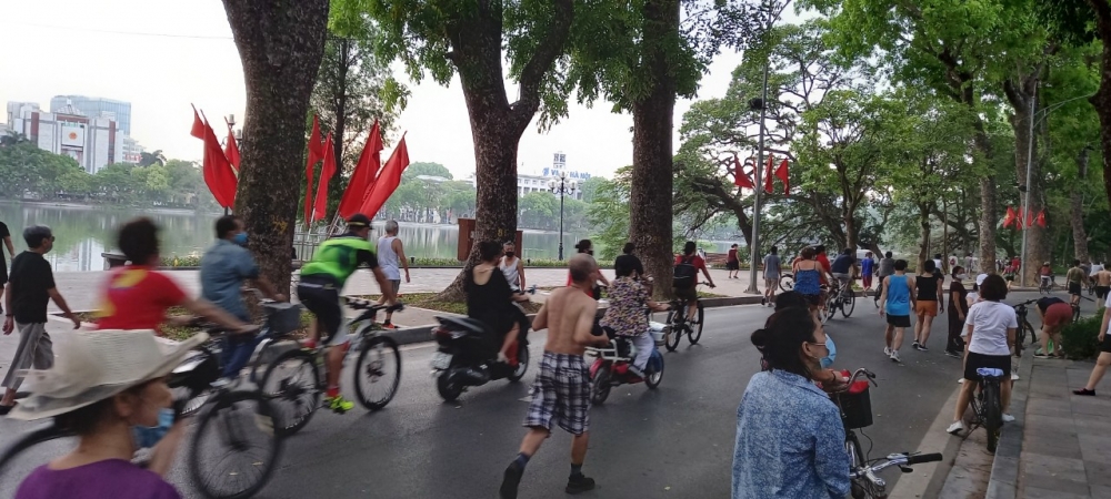 Người dân tham gia hoạt động thể thao tại hồ Hoàn Kiếm bất chấp dịch Covid-19