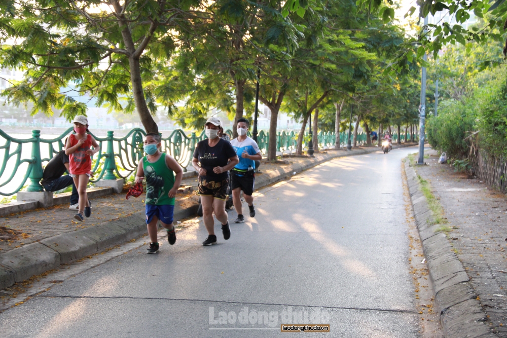 Người dân vô tư đạp xe tập thể dục, chụp ảnh tại hồ Tây