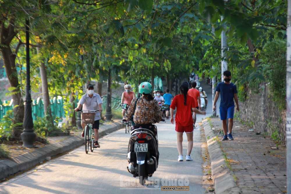 Người dân vô tư đạp xe tập thể dục, chụp ảnh tại hồ Tây