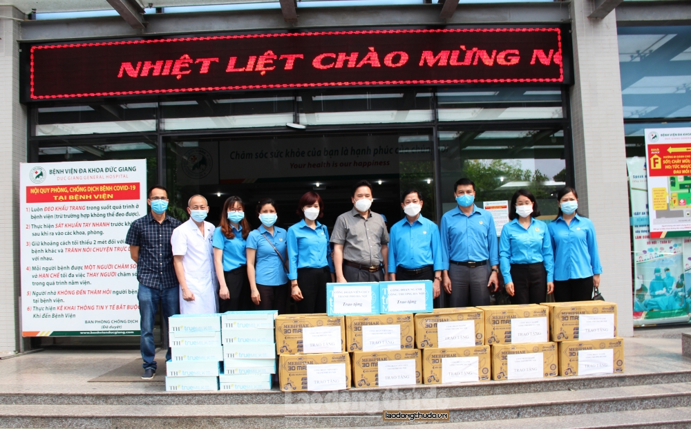 Công đoàn ngành Công Thương Hà Nội trao quà hỗ trợ tại Bệnh viện Đa khoa Đức Giang