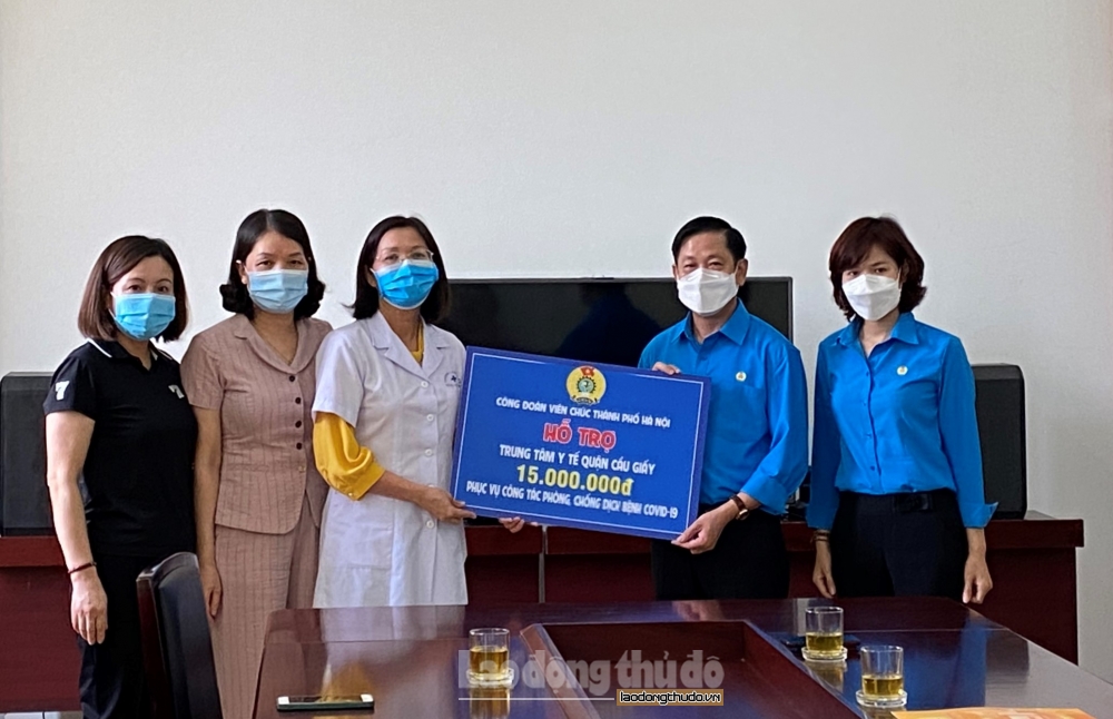 Công đoàn Viên chức thành phố Hà Nội trao hỗ trợ, động viên tuyến đầu chống dịch