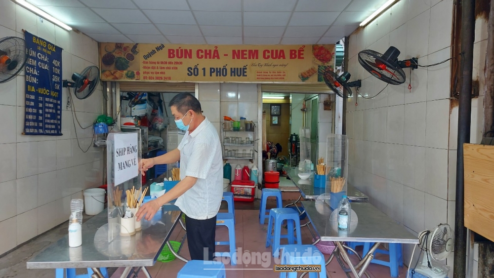 Hà Nội: Hàng quán phục vụ tại chỗ trở lại trong điều kiện phòng dịch nghiêm ngặt