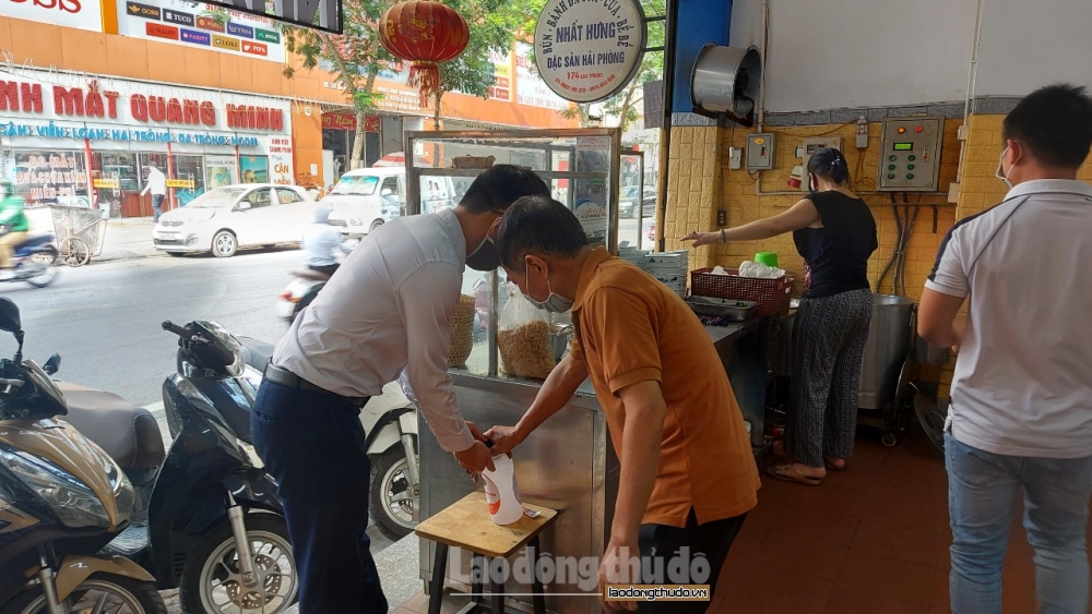 Hà Nội: Hàng quán phục vụ tại chỗ trở lại trong điều kiện phòng dịch nghiêm ngặt