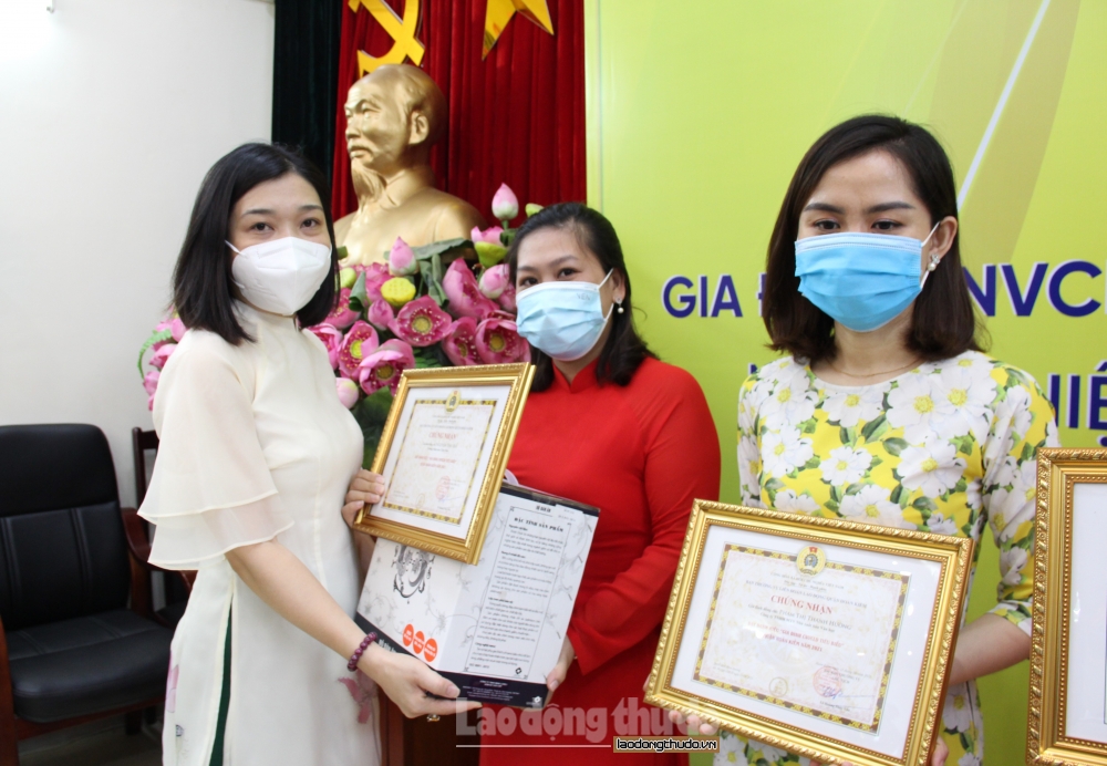 Quận Hoàn Kiếm khen thưởng các gia đình công nhân, viên chức, lao động tiêu biểu