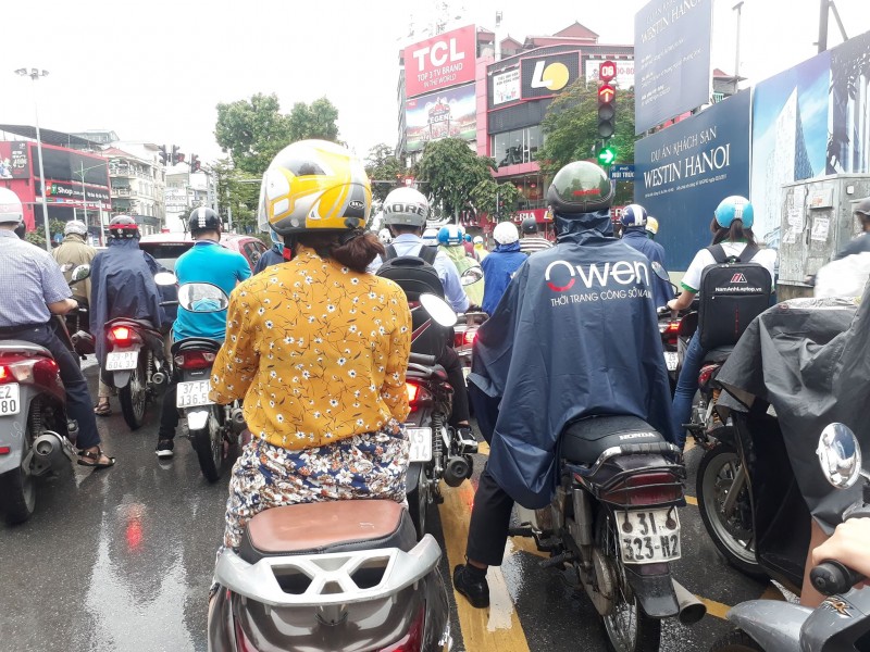 Thói quen xấu khi tham gia giao thông trong ngày mưa