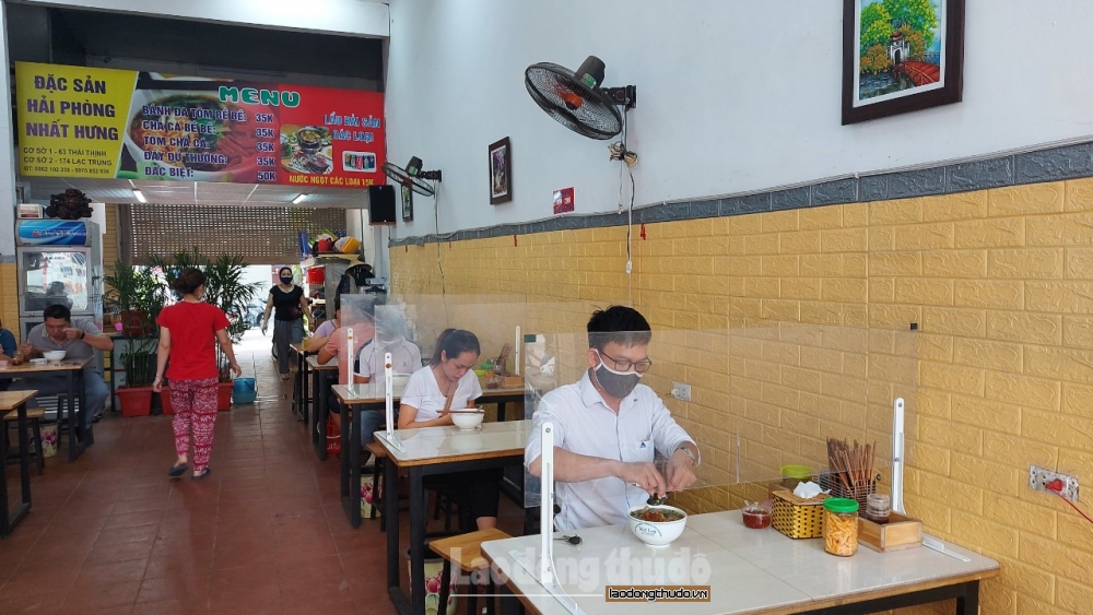 Hàng, quán ăn trong nhà thực hiện nghiêm các biện pháp phòng, chống dịch Covid-19