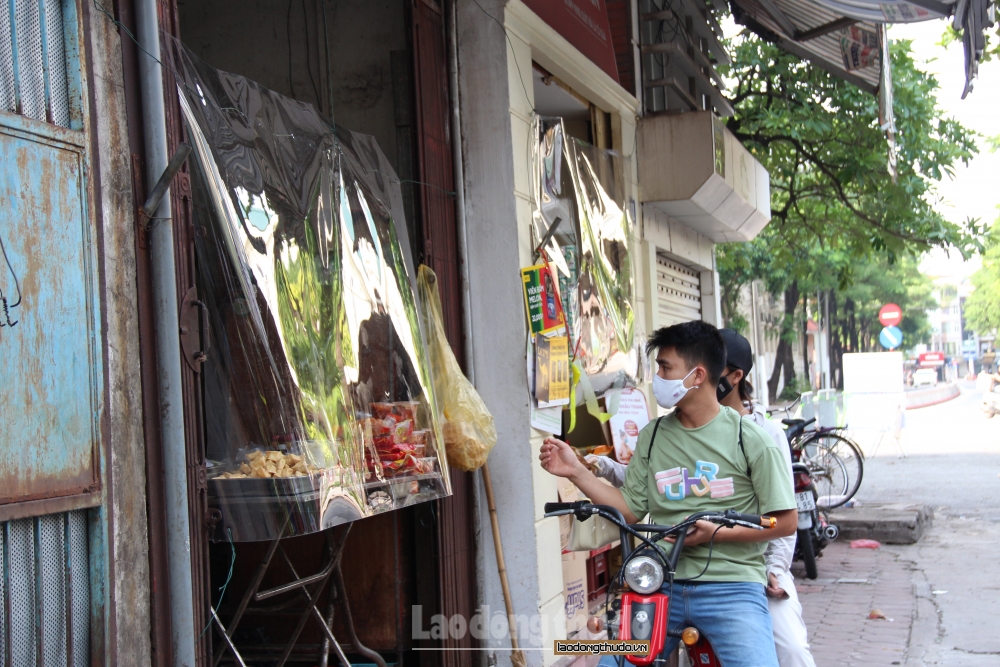 Chợ Bách Khoa quây tấm ni lông hạn chế tiếp xúc giữa người bán và người mua