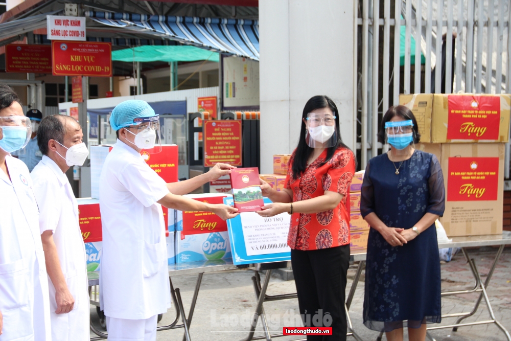 Chủ tịch Ủy ban Mặt trận Tổ quốc Việt Nam Thành phố trao hỗ trợ tới Bệnh viện Phổi Hà Nội