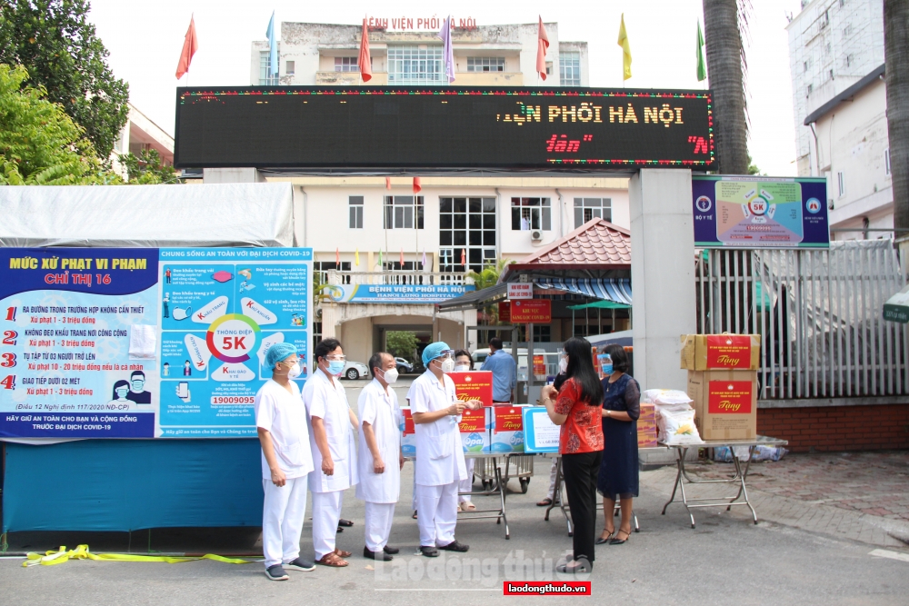 Chủ tịch Ủy ban Mặt trận Tổ quốc Việt Nam Thành phố trao hỗ trợ tới Bệnh viện Phổi Hà Nội