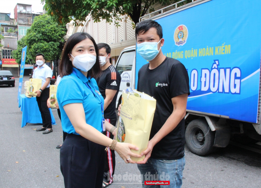 Đoàn viên, người lao động quận Hoàn Kiếm ấm lòng vì được hỗ trợ kịp thời