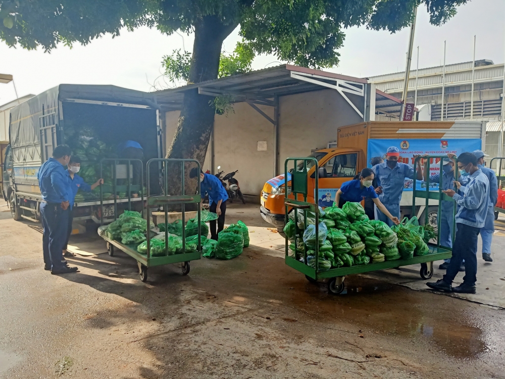 “Chuyến xe Siêu thị 0 đồng” đem 200 suất quà hỗ trợ người lao động đặc biệt khó khăn huyện Mê Linh