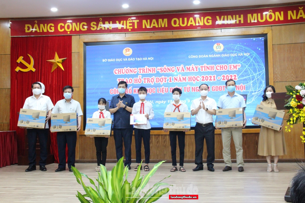 Ngành Giáo dục và Đào tạo Hà Nội trao thiết bị học tập cho học sinh có hoàn cảnh khó khăn