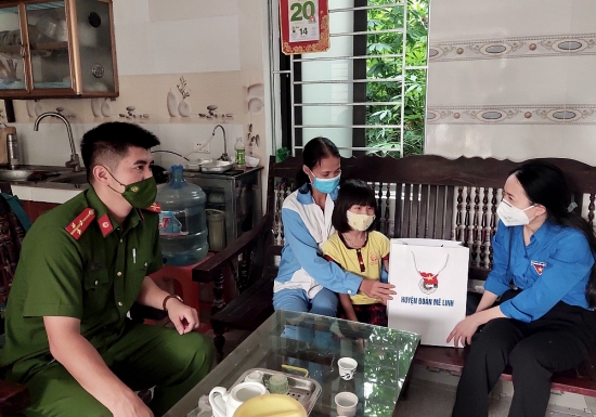Huyện đoàn, Hội đồng đội huyện Mê Linh tặng quà Trung thu cho thiếu nhi