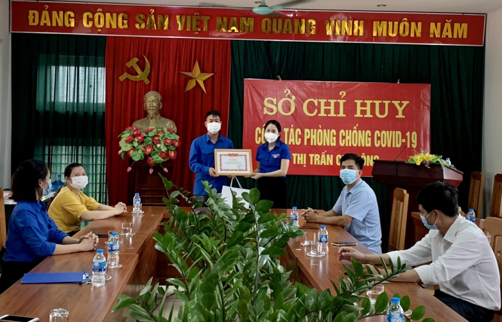 Huyện đoàn Mê Linh khen thưởng đột xuất đoàn viên dũng cảm đấu tranh phòng, chống ma túy
