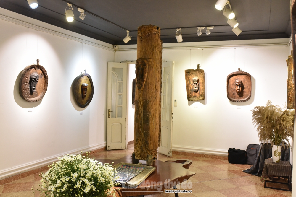 Hơn 70 tác phẩm phù điêu được trưng bày tại triển lãm “Không nghĩ”