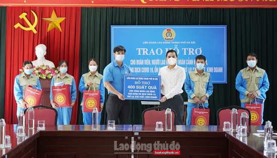 Lãnh đạo LĐLĐ Thành phố trao hỗ trợ cho người lao động bị ảnh hưởng bởi dịch tại huyện Gia Lâm