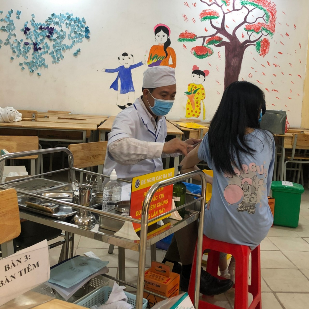 Huyện Mê Linh tổ chức tiêm vắc xin phòng Covid-19 cho học sinh Trung học phổ thông