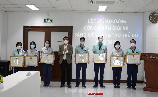Lãnh đạo LĐLĐ Thành phố trao danh hiệu “Công nhân giỏi Thủ đô" cho công nhân Công ty TNHH Canon Việt Nam