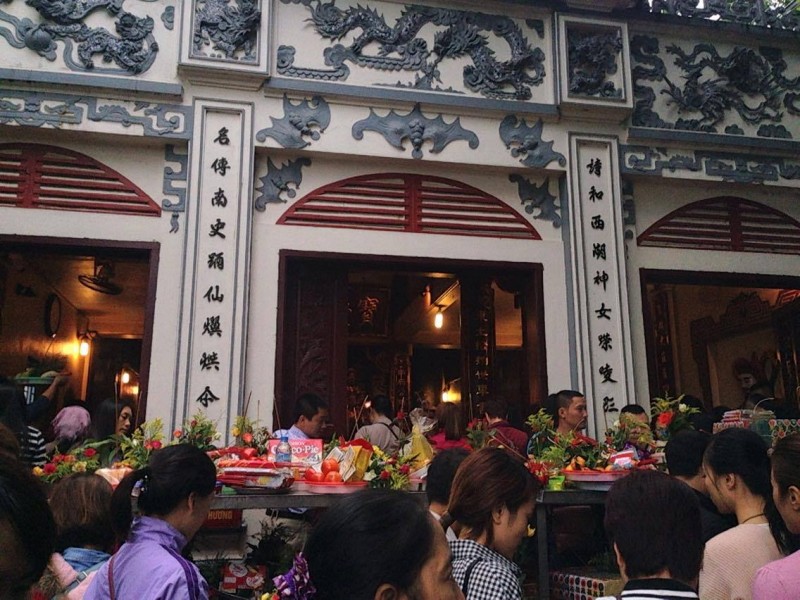 nguoi ha noi tap nap di le phu tay ho ngay dau thang