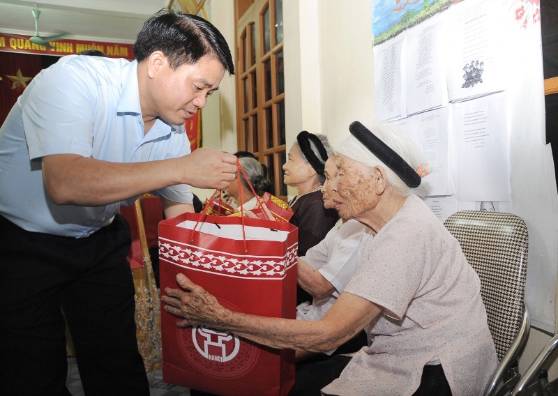Hà Nội tặng quà Tết cho hơn 800.000 đối tượng chính sách