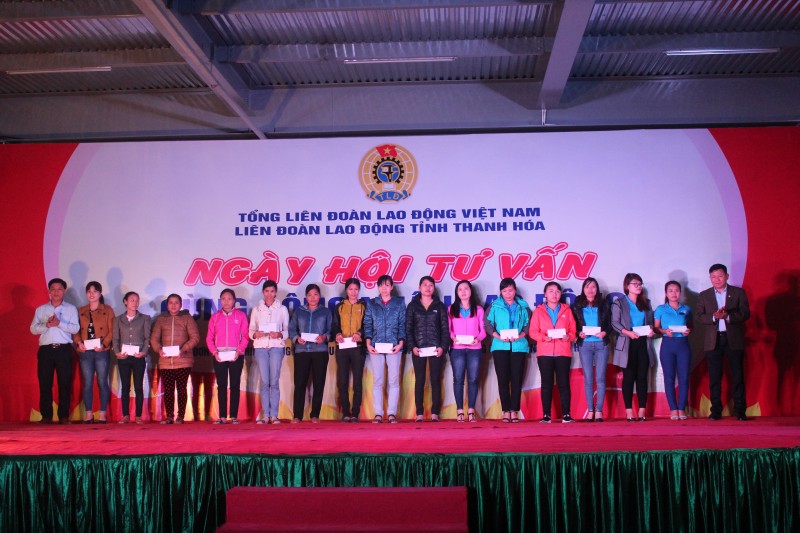 thanh hoa cong nhan hao huc tham gia ngay hoi tu van