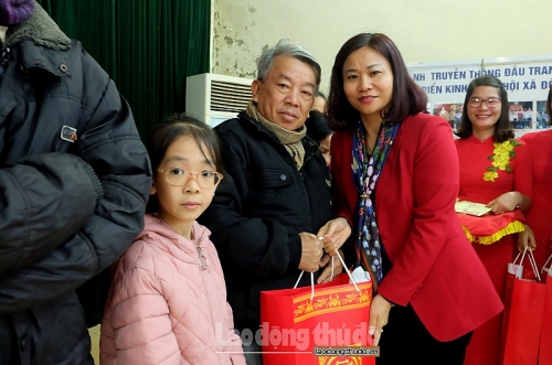 Trưởng Ban Dân vận Thành ủy Nguyễn Thị Tuyến thăm, tặng quà các gia đình chính sách tại xã Đồng Tâm
