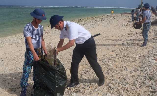 Lính hải quân chung tay làm sạch môi trường biển