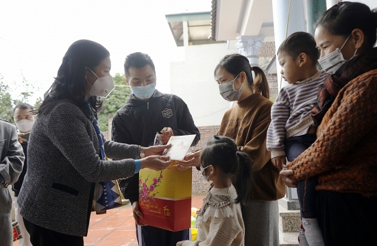 Lãnh đạo LĐLĐ thành phố Hà Nội thăm, tặng quà công nhân không về quê đón Tết