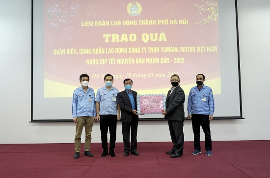 Lãnh đạo LĐLĐ Thành phố thăm, tặng quà người lao động tại Công ty TNHH Yamaha Motor Việt Nam