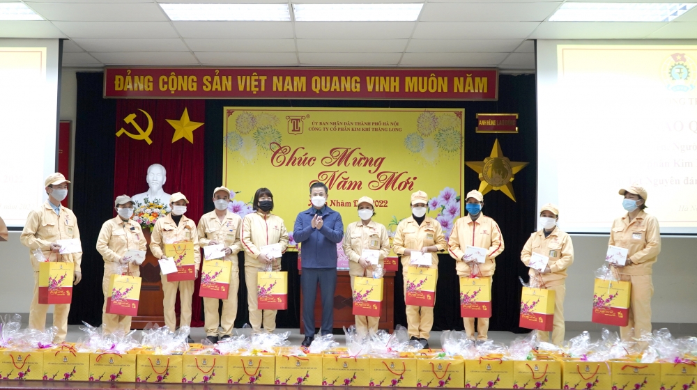 Chủ tịch LĐLĐ thành phố Hà Nội Nguyễn Phi Thường thăm, tặng quà công nhân lao động nhân dịp Tết Nhâm Dần