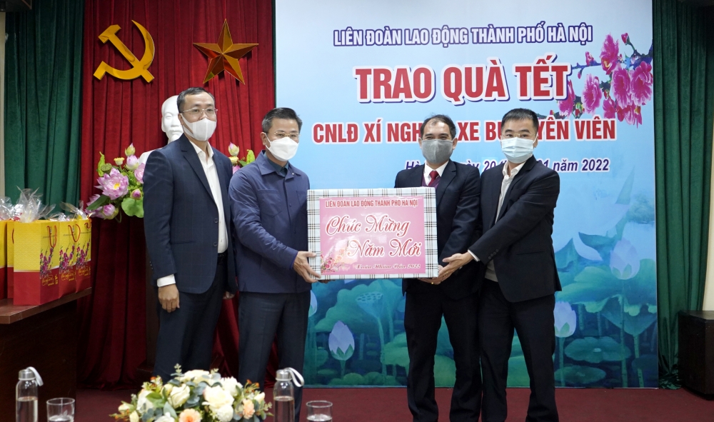 Chủ tịch LĐLĐ thành phố Hà Nội Nguyễn Phi Thường thăm, tặng quà công nhân lao động nhân dịp Tết Nhâm Dần