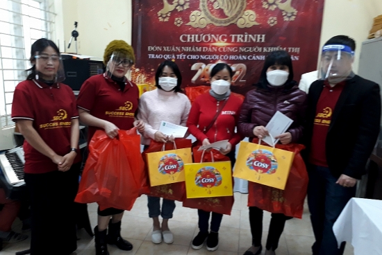 Người khiếm thị quận Thanh Xuân đón nhận quà Tết ý nghĩa từ các tổ chức thiện nguyện