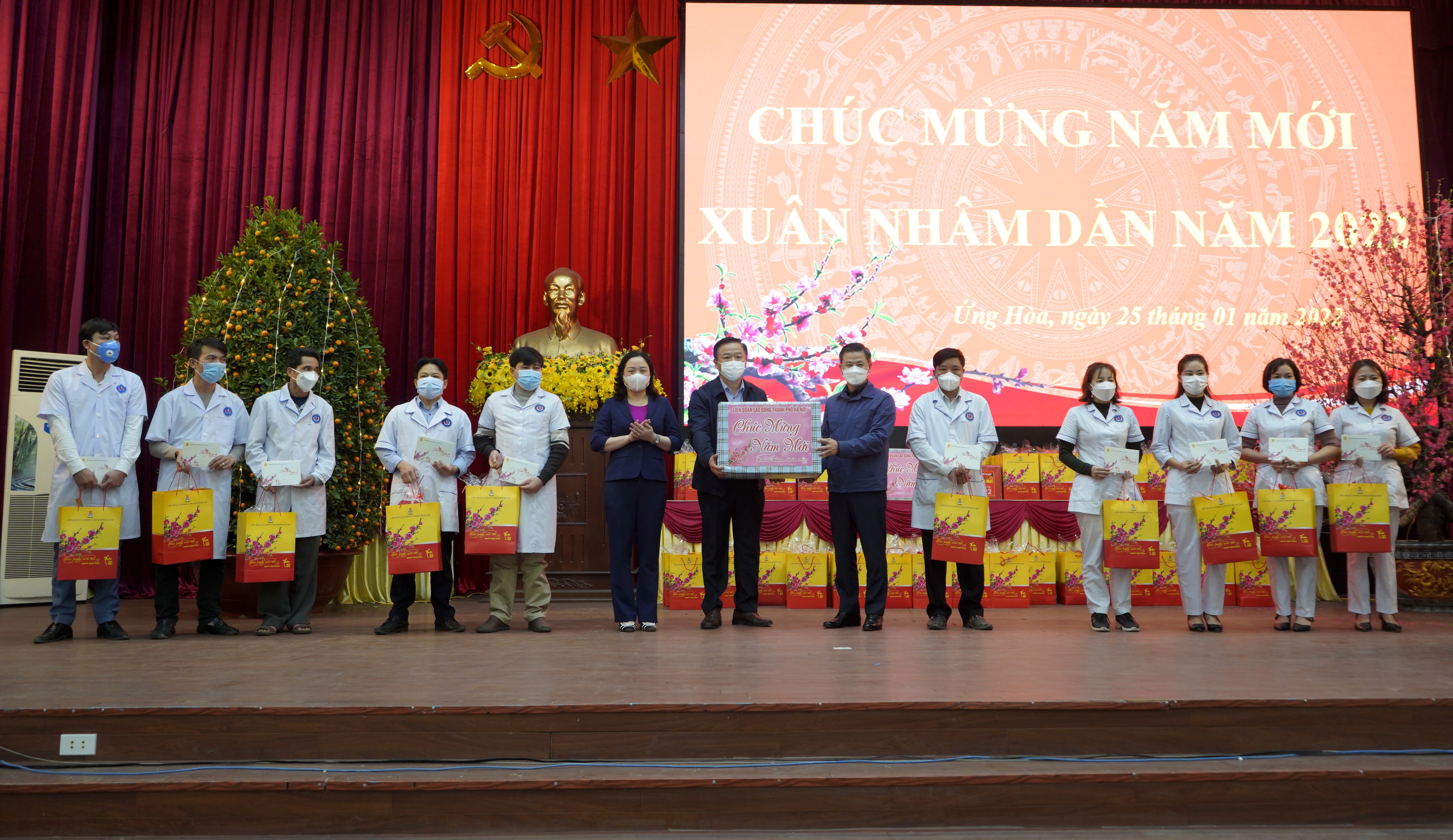 Chủ tịch LĐLĐ TP Hà Nội Nguyễn Phi Thường trao quà Tết cho lực lượng y tế, người lao động, gia đình khó khăn tại huyện Ứng Hòa