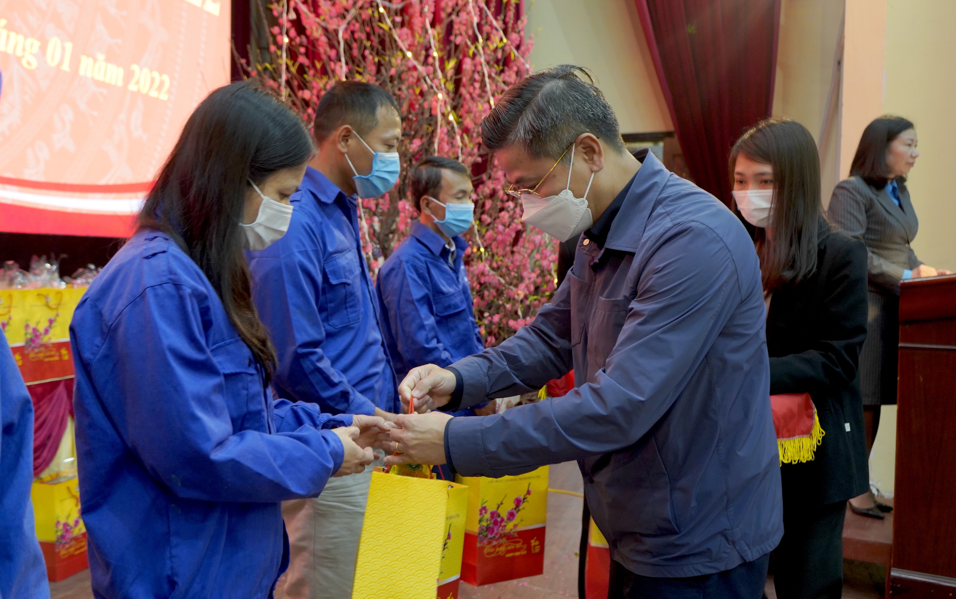 Chủ tịch LĐLĐ TP Hà Nội Nguyễn Phi Thường trao quà Tết cho lực lượng y tế, người lao động, gia đình khó khăn tại huyện Ứng Hòa