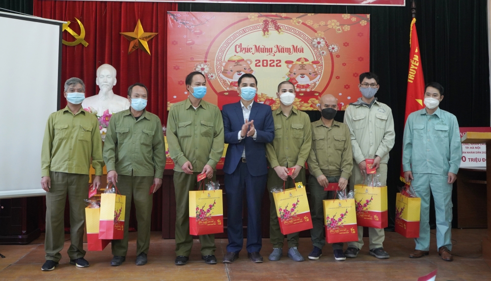 Đoàn viên Công đoàn ngành Xây dựng Hà Nội đón nhận 200 suất quà Tết