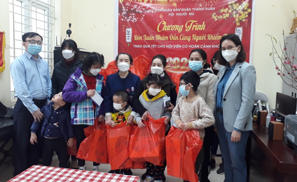 Gần 1.000 suất quà Tết được trao cho người khiếm thị quận Thanh Xuân