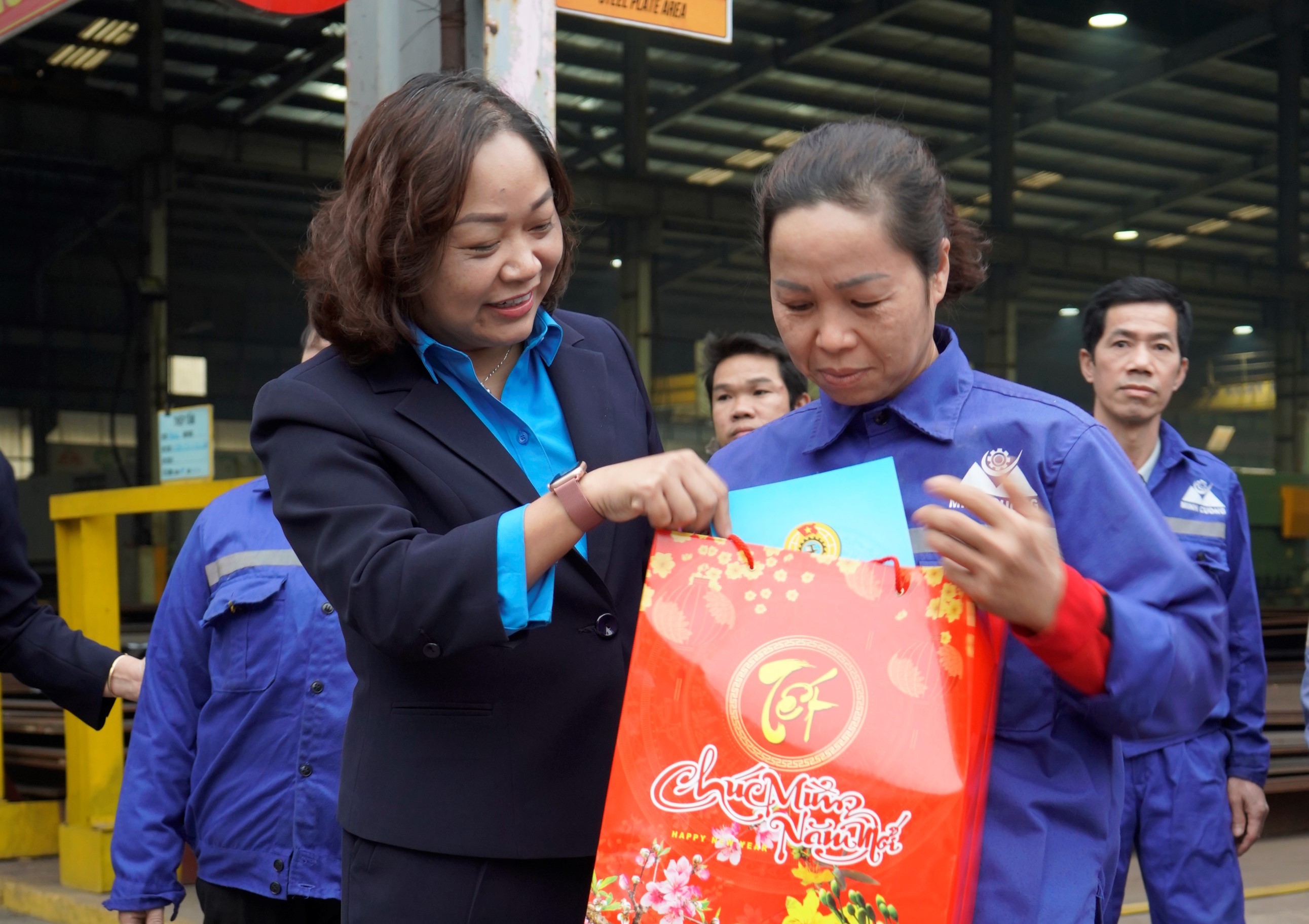 Đoàn viên, người lao động huyện Đông Anh đón nhận quà Tết từ tổ chức Công đoàn