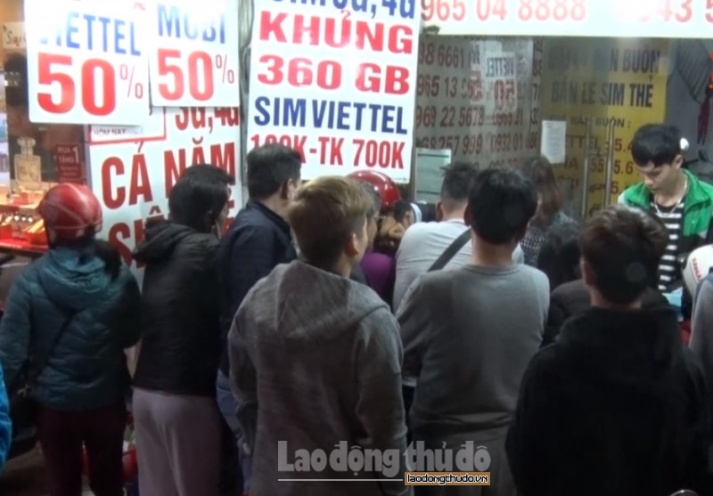 nguoi dan do xo di mua the cao khuyen mai 50 lan cuoi