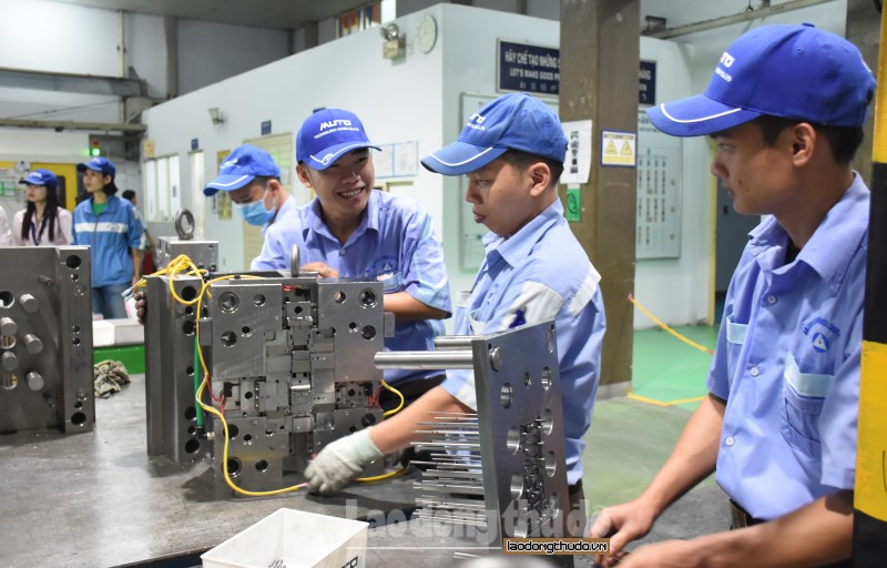 Công nhân phấn khởi làm việc ngay sau kỳ nghỉ Tết