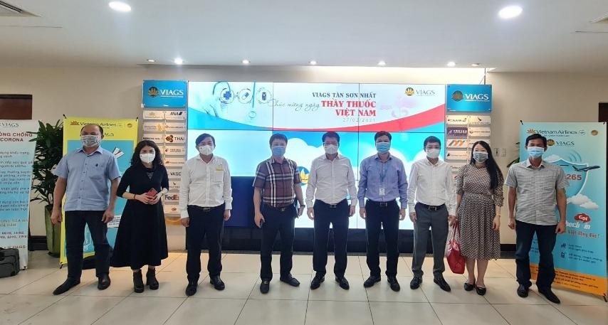 Cận cảnh lô vắc xin phòng dịch Covid-19 đầu tiên về sân bay Tân Sơn Nhất